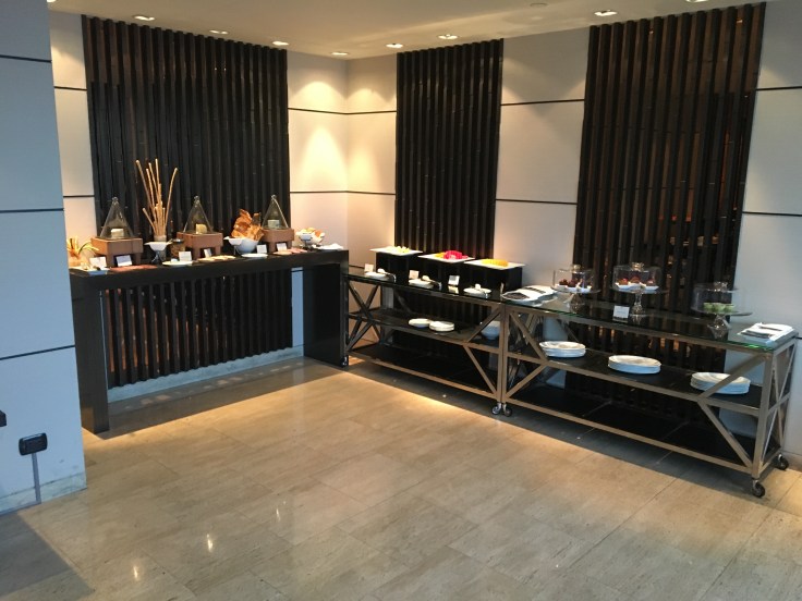 bangkok okura prestige club lounge spread 2