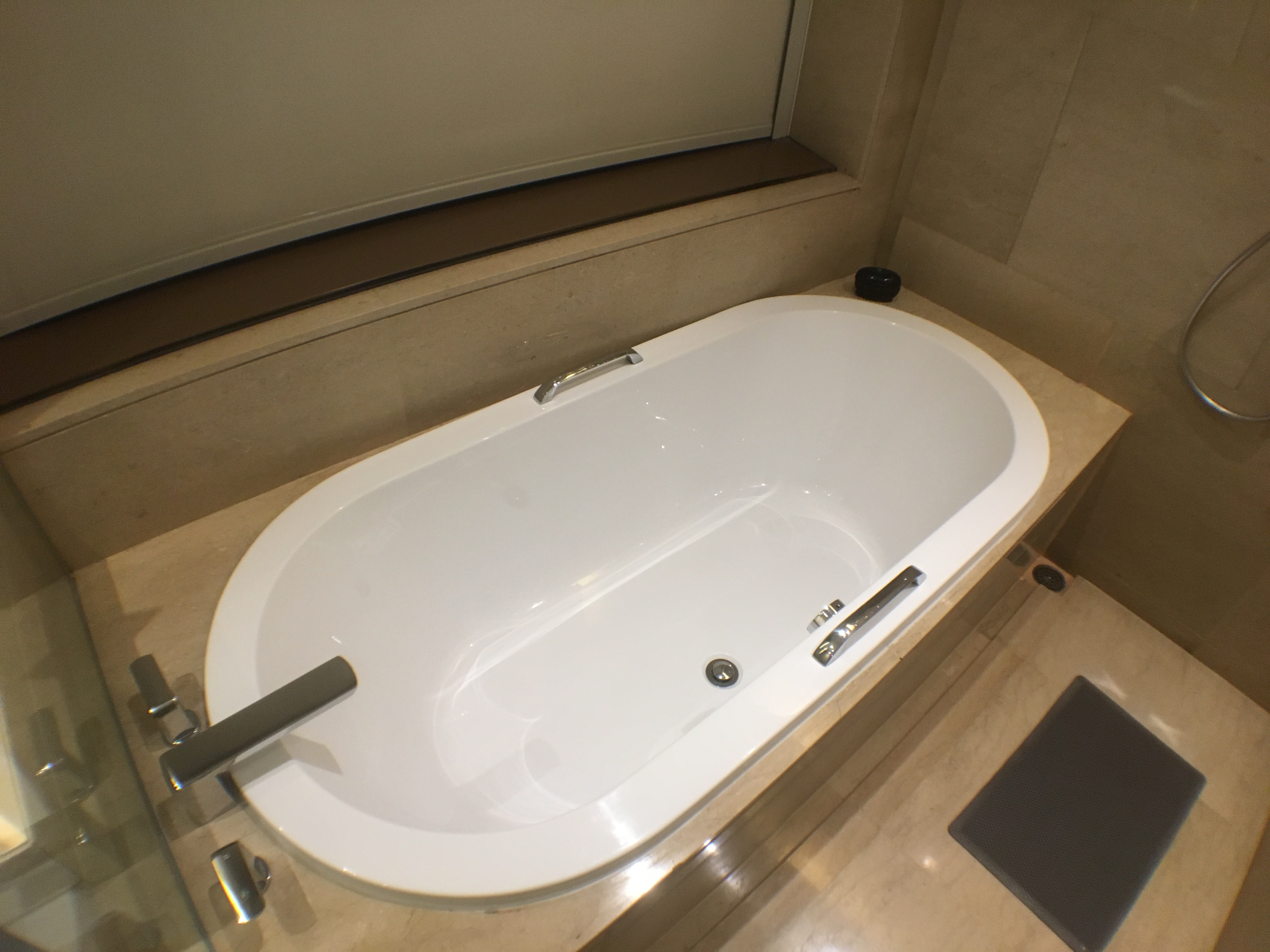 bangkok okura prestige tub.jpg