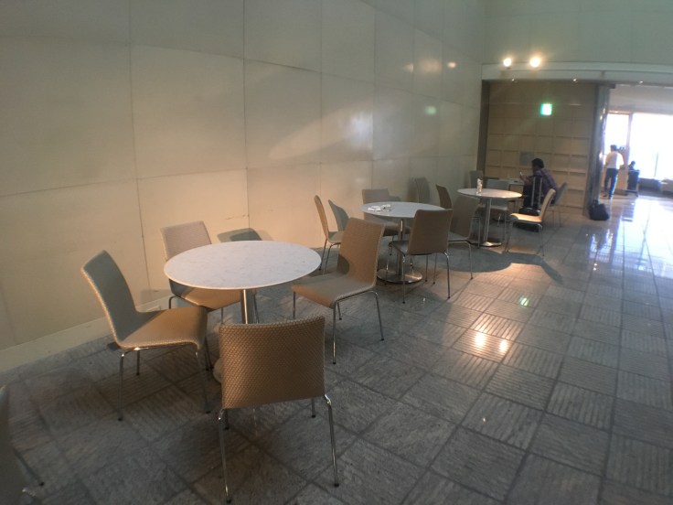 united club tokyo narita atrium tables