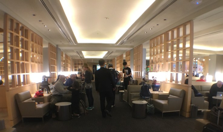 united club tokyo narita lounge crowd