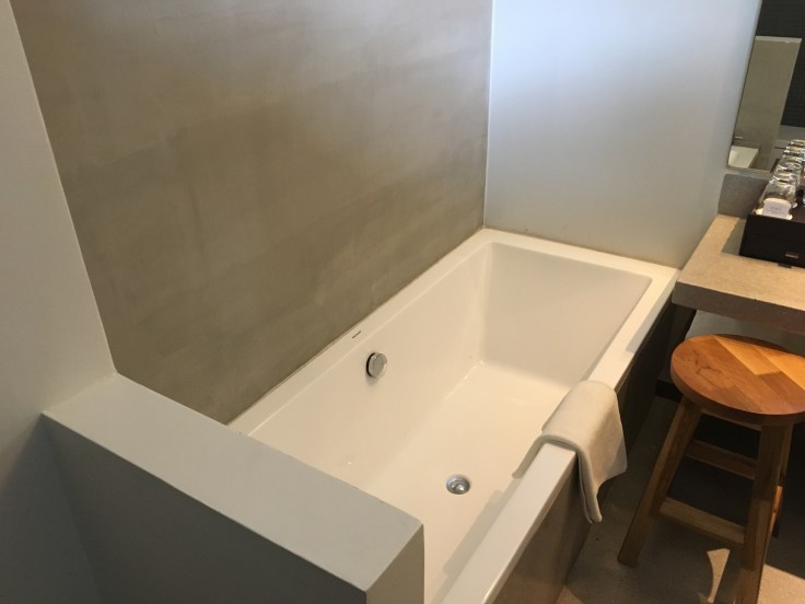 aviary hotel bathroom tub 1