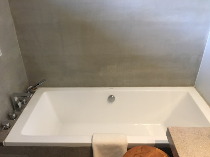 aviary hotel bathroom tub 2