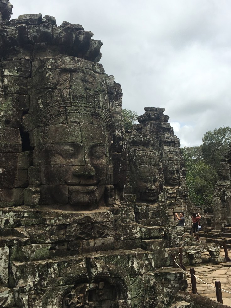 siem reap angkor wat bayon temple heads in a line
