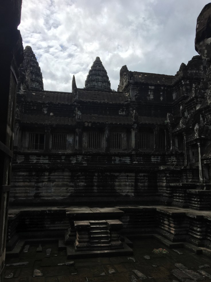 siem reap angkor wat main temple courtyard