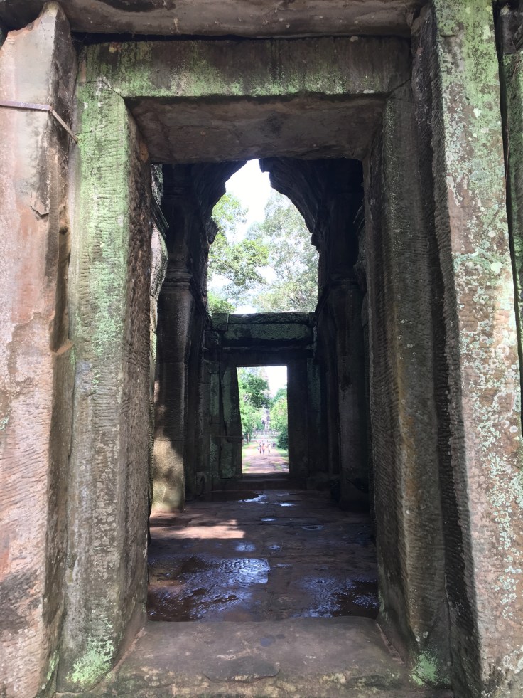 siem reap angkor wat rear the path inward