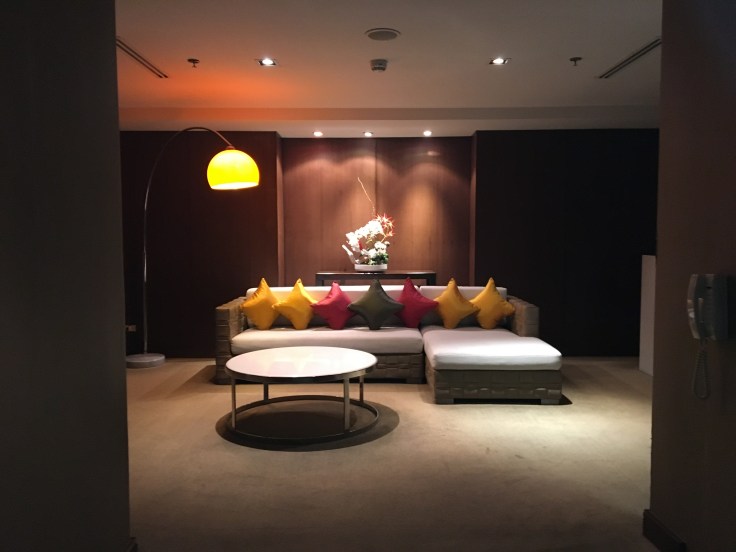 thai royal first lounge bathroom seating area