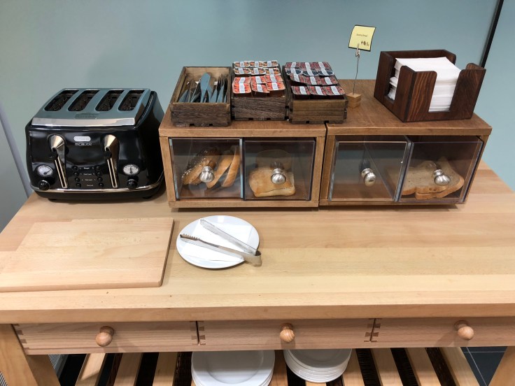 lhr arrivals lounge dining bread