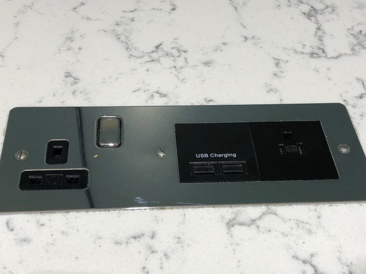 lhr arrivals lounge electric plug