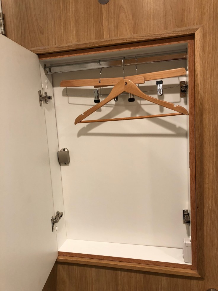 lhr arrivals lounge shower closet space