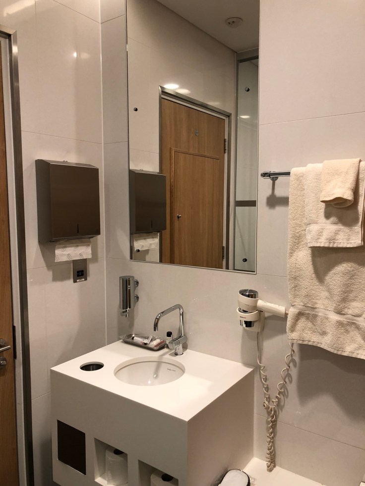 lhr arrivals lounge shower first view reverse angle