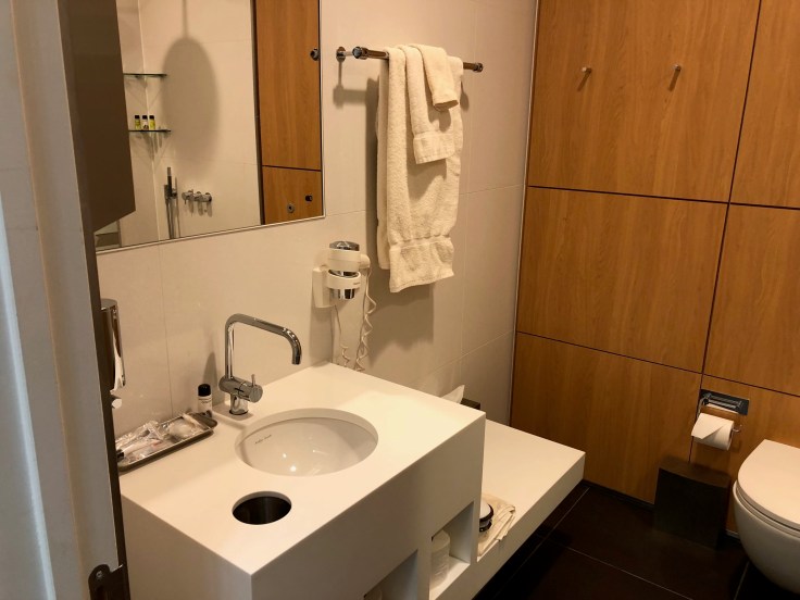 lhr arrivals lounge shower first view