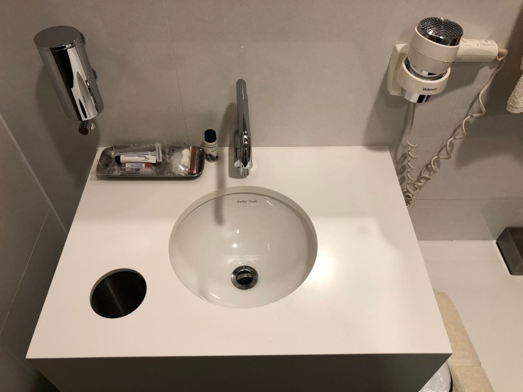 lhr arrivals lounge shower sink