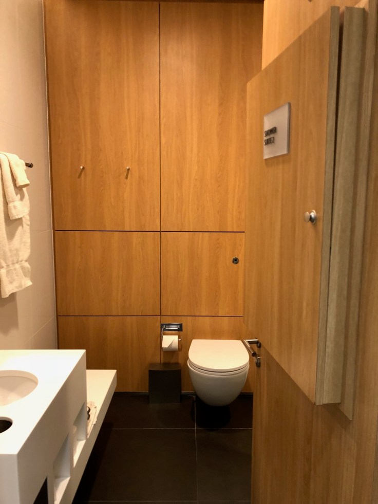 lhr arrivals lounge shower toilet first view