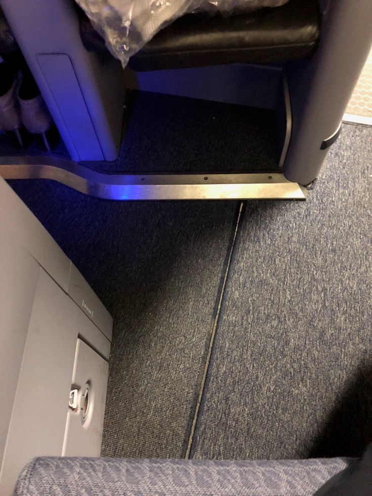 united airlines polaris business diamond hard seat floor space