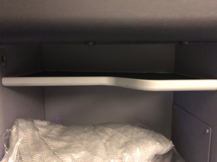 united airlines polaris business diamond hard seat smartphone shelf