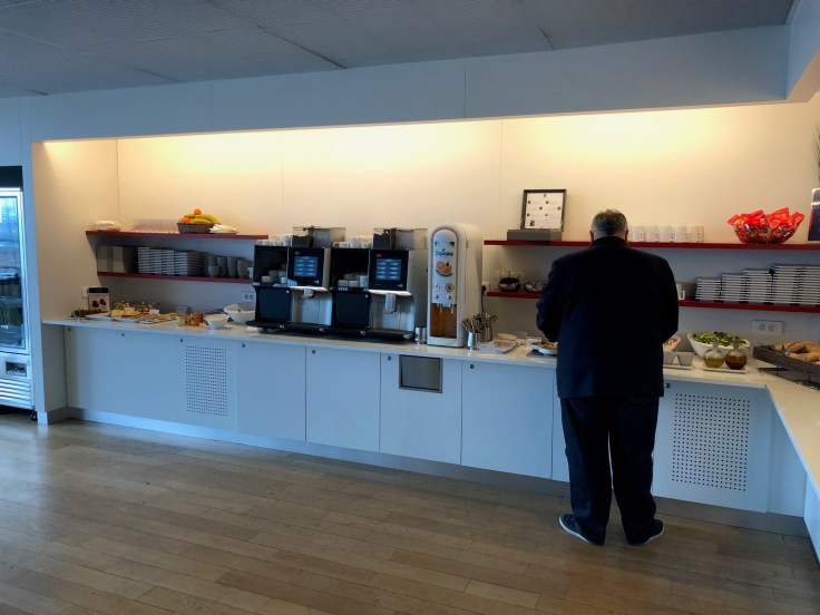 air france business salon cdg dining area upstairs