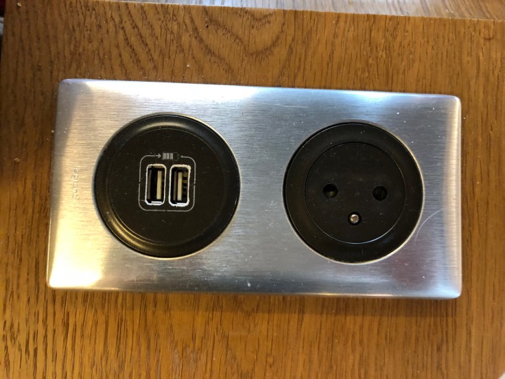 air france business salon cdg electric plug european