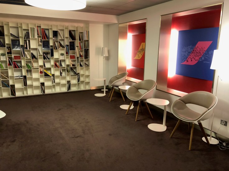air france business salon cdg interior side library seating area 1