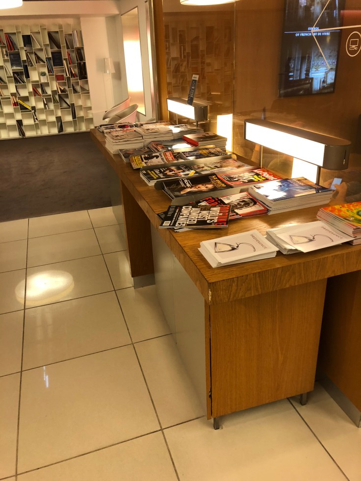 air france business salon cdg interior side reading table 1