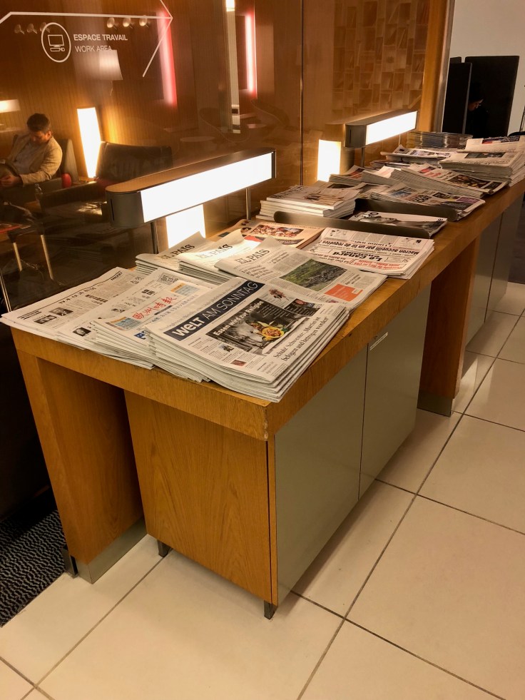 air france business salon cdg interior side reading table 2