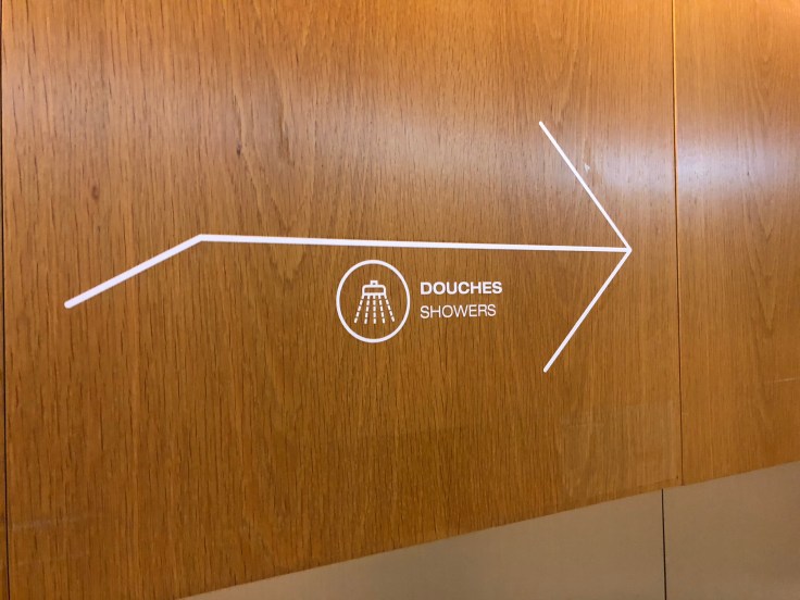 air france business salon cdg shower entrance