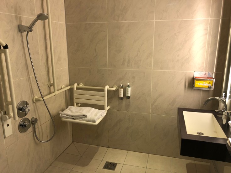 air france business salon cdg shower first view