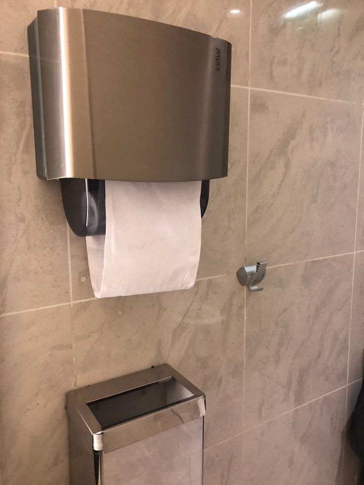 air france business salon cdg shower paper towels