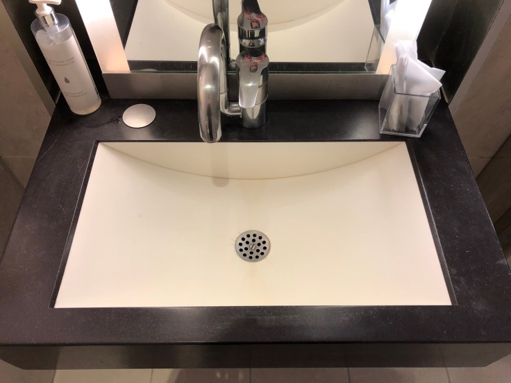 air france business salon cdg shower sink