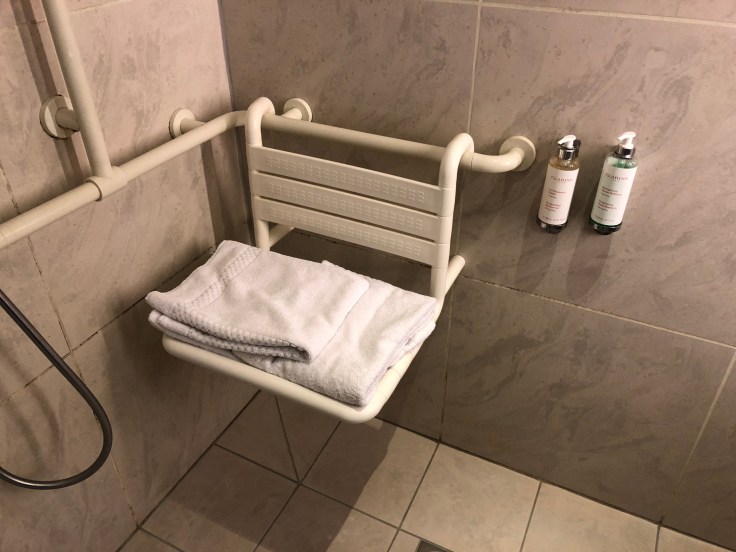 air france business salon cdg shower towels and chair