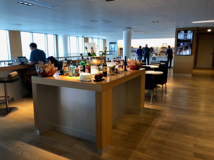 air france business salon cdg upstairs bar table
