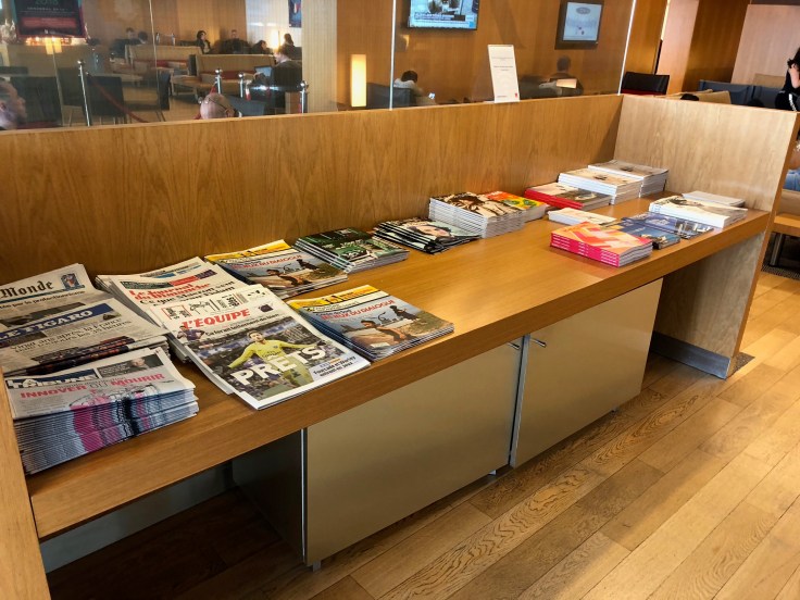 air france business salon cdg upstairs reading rack