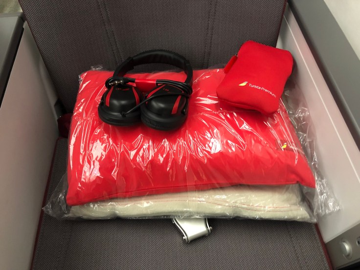 2019 iberia premium economy 05 goodies