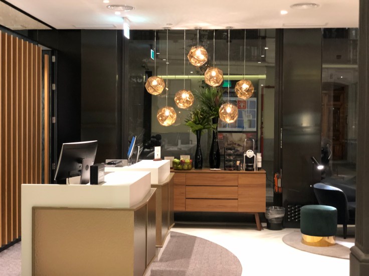 2019 hilton doubletree madrid 02 front desk