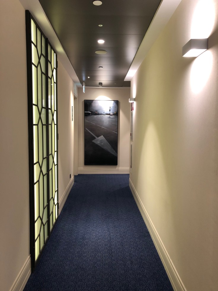 2019 hilton doubletree madrid 02.9 exterior hallway
