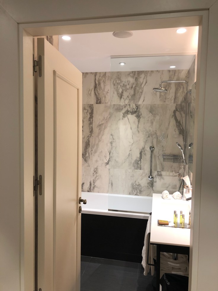 2019 hilton doubletree madrid 03 first view 03 bathroom