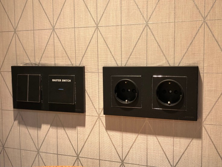 2019 hilton doubletree madrid 03 light switches
