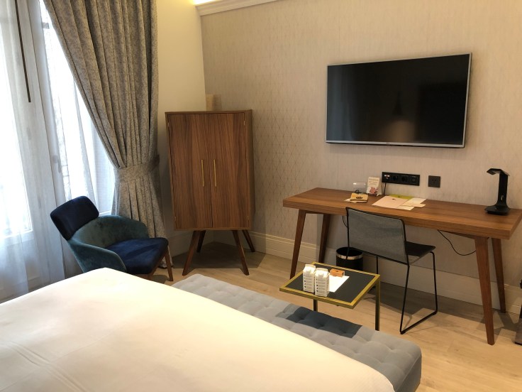 2019 hilton doubletree madrid 03 sleeping area quarter angle