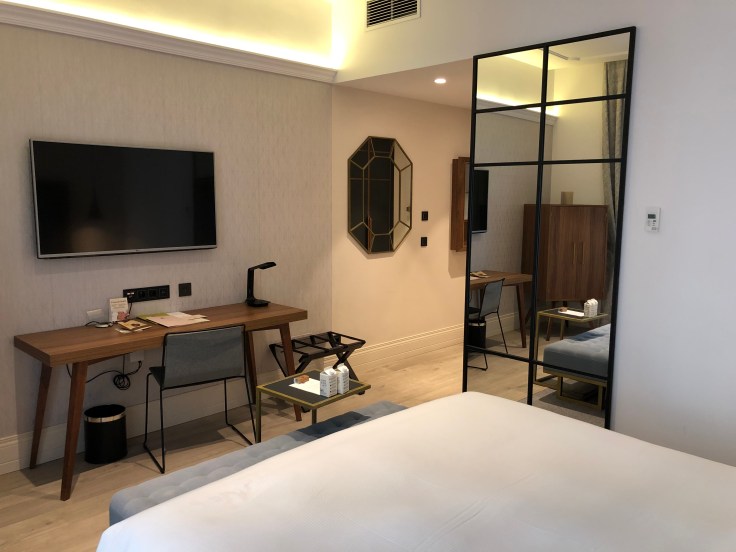 2019 hilton doubletree madrid 03 sleeping area reverse angle