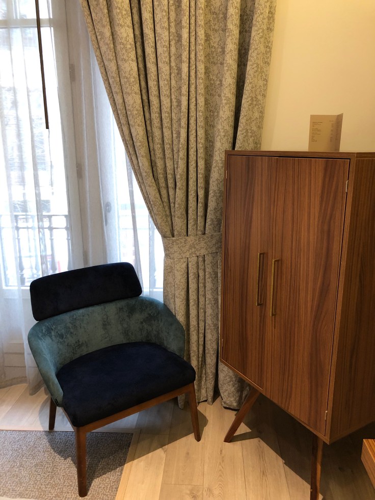 2019 hilton doubletree madrid 04 cabinet and easy chair