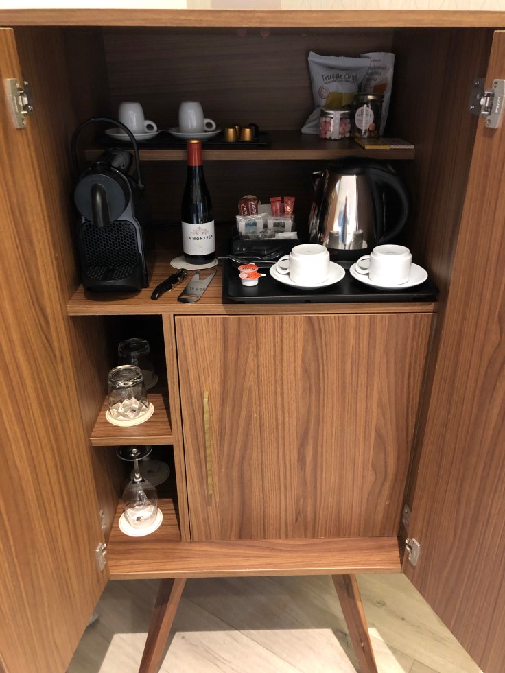 2019 hilton doubletree madrid 04 cabinet opened
