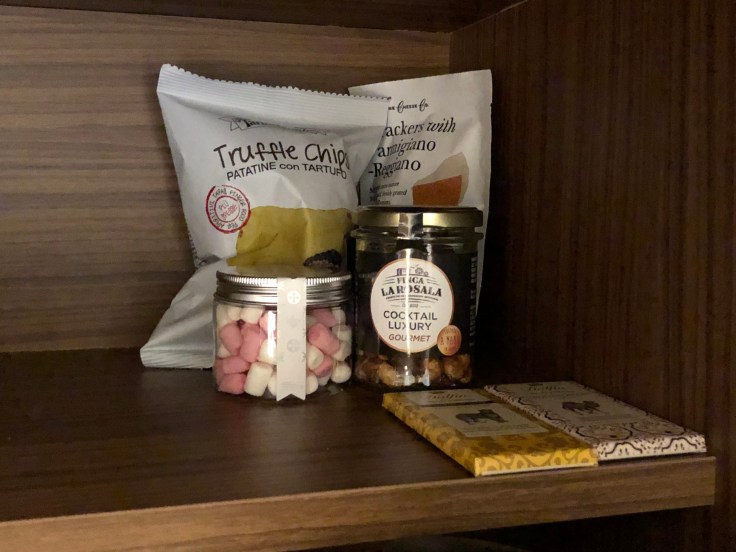 2019 hilton doubletree madrid 04 cabinet snackies