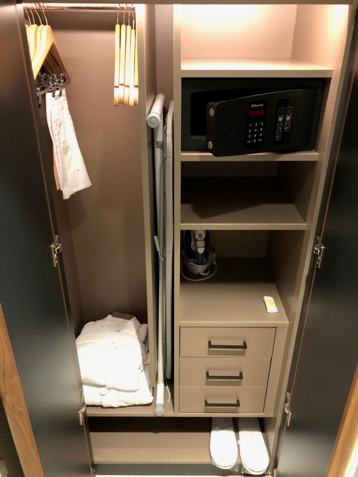 2019 hilton doubletree madrid 04 closet interior