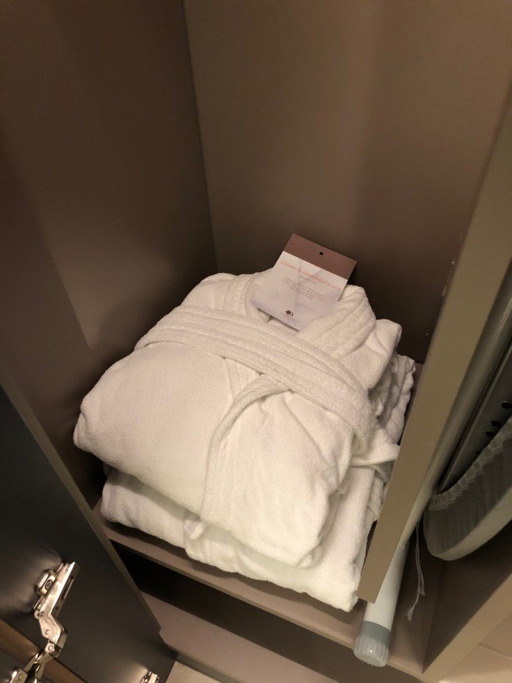 2019 hilton doubletree madrid 04 closet robes