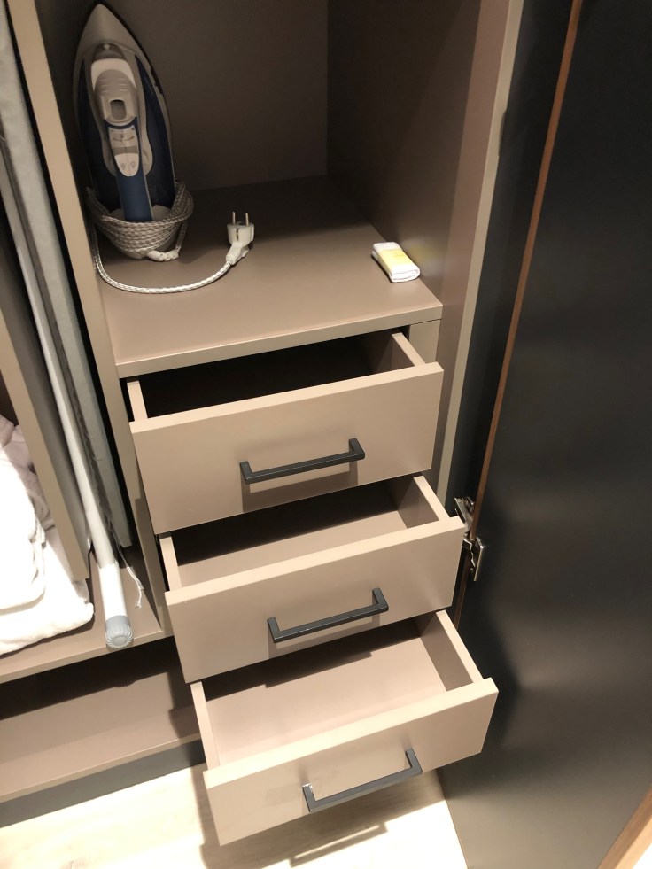 2019 hilton doubletree madrid 04 closet storage