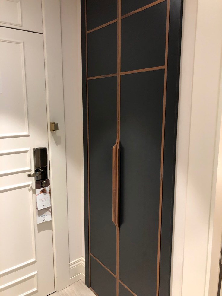 2019 hilton doubletree madrid 04 closet