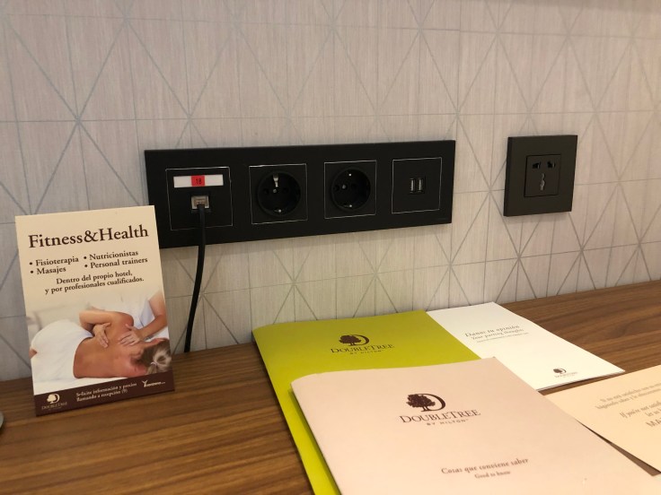 2019 hilton doubletree madrid 04 desk things
