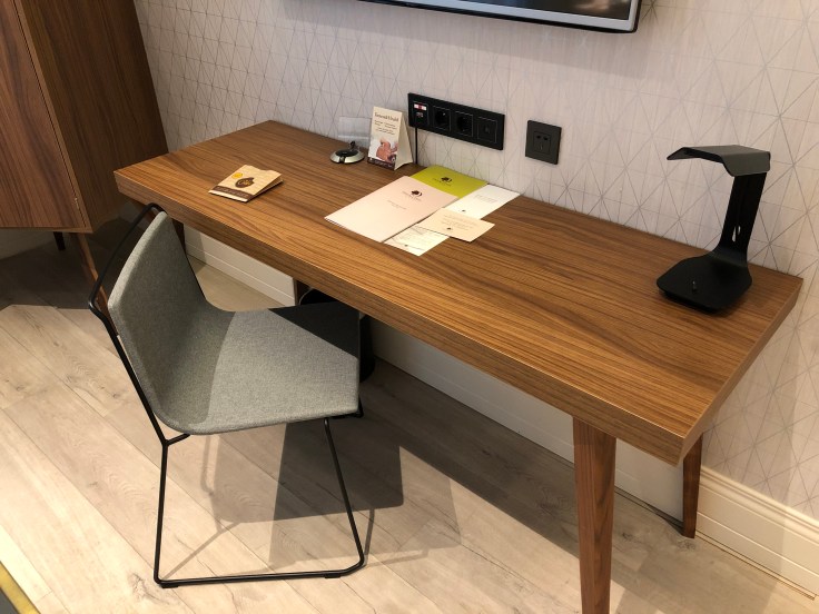 2019 hilton doubletree madrid 04 desk
