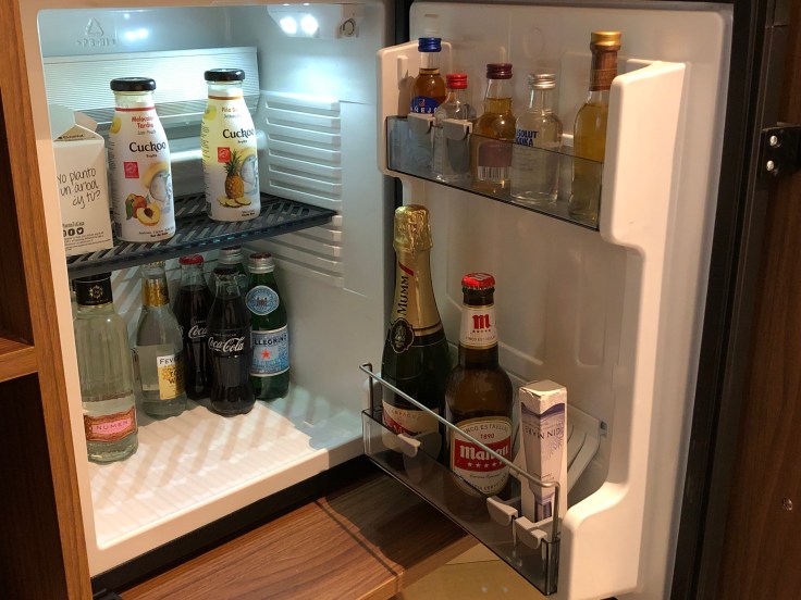 2019 hilton doubletree madrid 04 minibar open