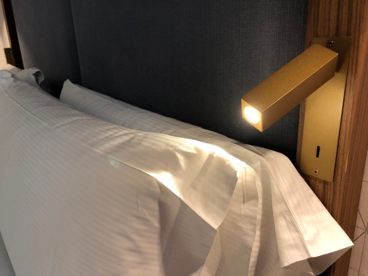 2019 hilton doubletree madrid 04 reading lamp on