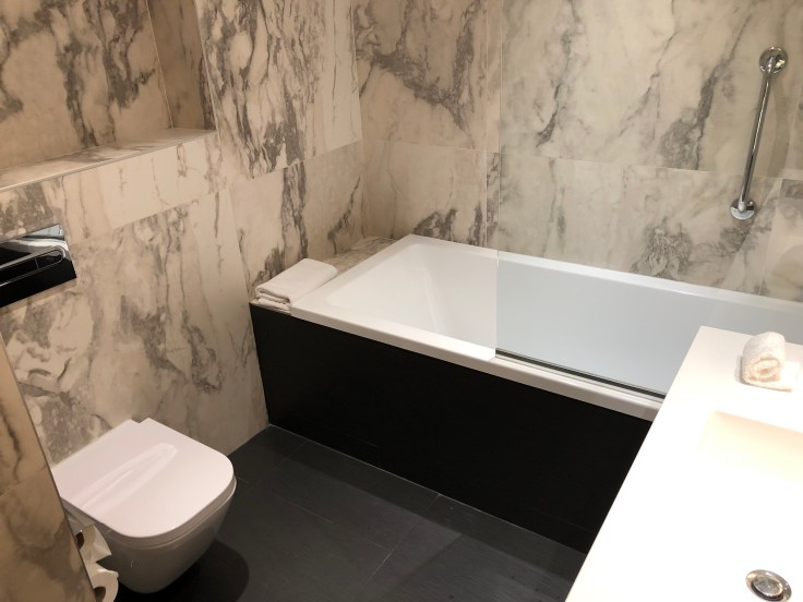 2019 hilton doubletree madrid 05 bathroom first view